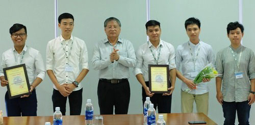 Vice Chairman Tuan (3rd left), and the first-prize winners in both categories