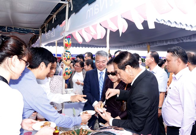 Visitors to the booth of Viet Nam at the ASEAN food fair in Vientiane