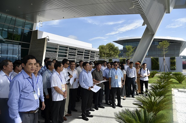 Deputy Prime Minister Minh (front row, 3rd left) at Da Nang International Airport