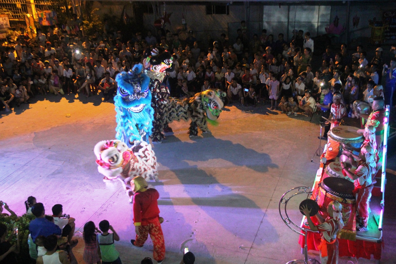 Hàng trăm trẻ em quận Ngũ Hành Sơn háo hứng xem màn biểu diễn múa lân do Đoàn thanh niên quận  tổ chức cho các em
