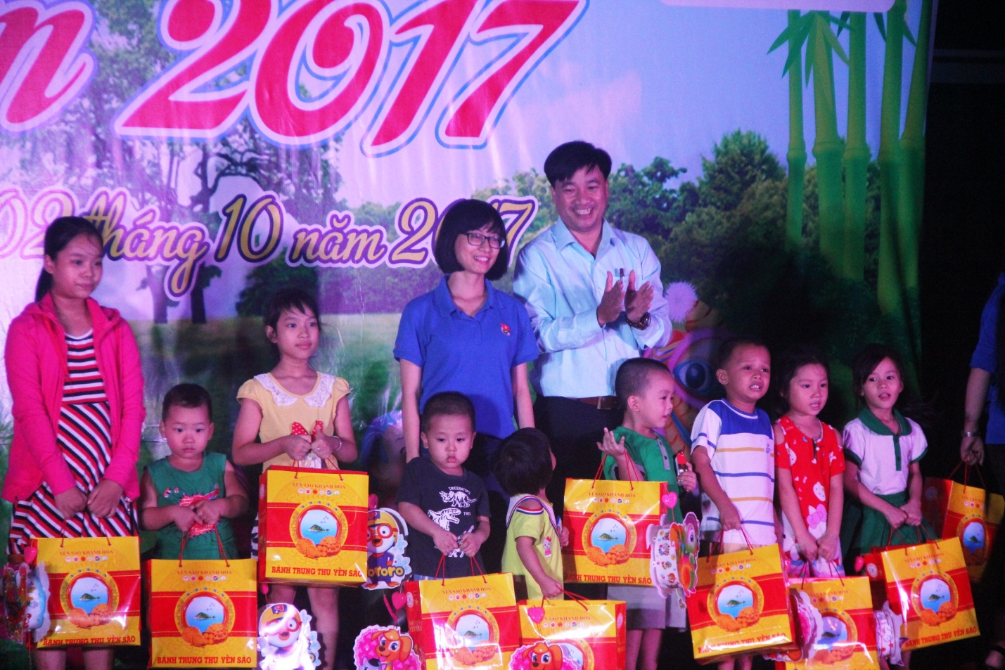 Ngoài việc được xem chương trình múa lân đặc sắc, các em ở Khu tái định cư Làng Vân, phường Hòa Hiệp Nam  còn nhận quà do Đoàn thanh niên quận Liên Chiểu trao tặng