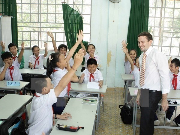 A foreign teacher teaches English in Vietnam (Source: VNA)