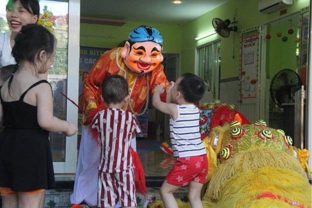 Kindergarten kids in Son Tra District’s Nai Hien Dong Ward playing with ‘Ong Dia’ (Earth God) 