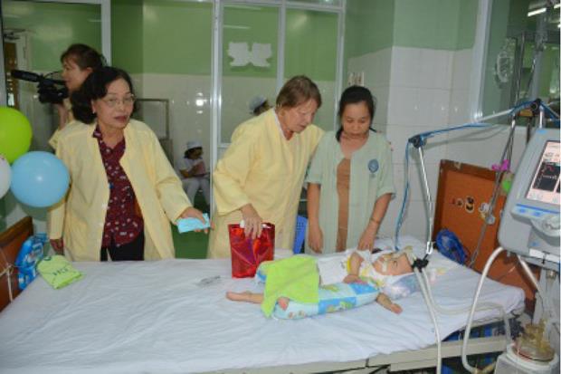 An ex-pat from Hai Chau District visiting and presenting a gift to a child with life-threatening disease at the city’s Maternity and Paediatrics Hospital