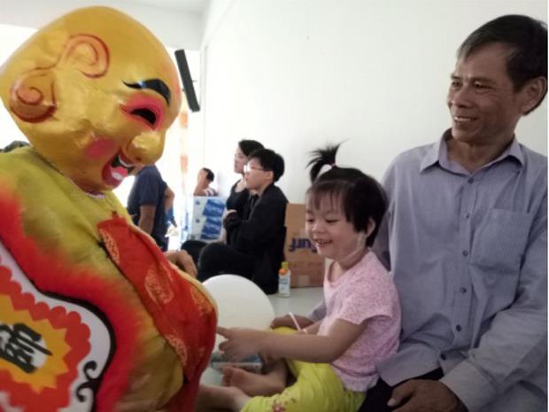 A child patient at the hospital touching the Earth God