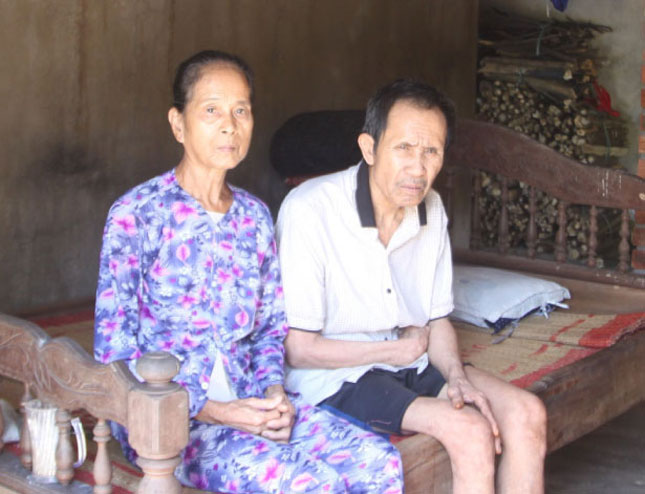Ông Lý An và bà Nguyễn Thị Nhàn mắc bệnh nặng nhưng không có tiền mua thuốc.