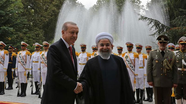 Tổng thống Thổ Nhĩ Kỳ Recep Tayyip Erdogan (trái) gặp gỡ người đồng cấp Iran Hassan Rouhani tại thủ đô Tehran. 								Ảnh: AFP