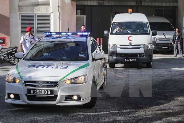 Xe cảnh sát và xe cứu thương mang thi thể ông Kim Jong-nam rời bệnh viện ở Putrajaya, Malaysia ngày 15/2. (Nguồn: EPA/TTXVN)