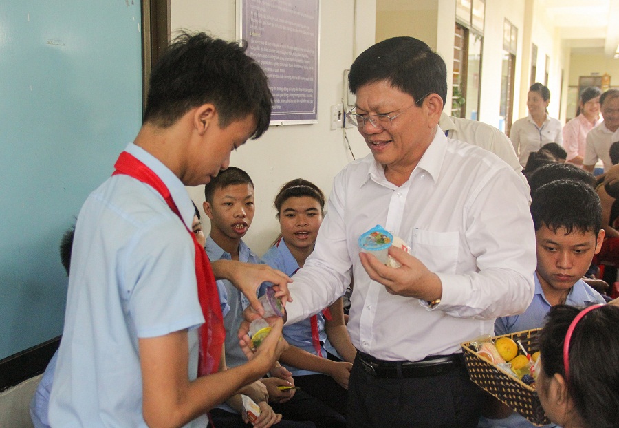 Deputy Secretary Tri presenting Mid-autumn items to the Centre’s pupils 