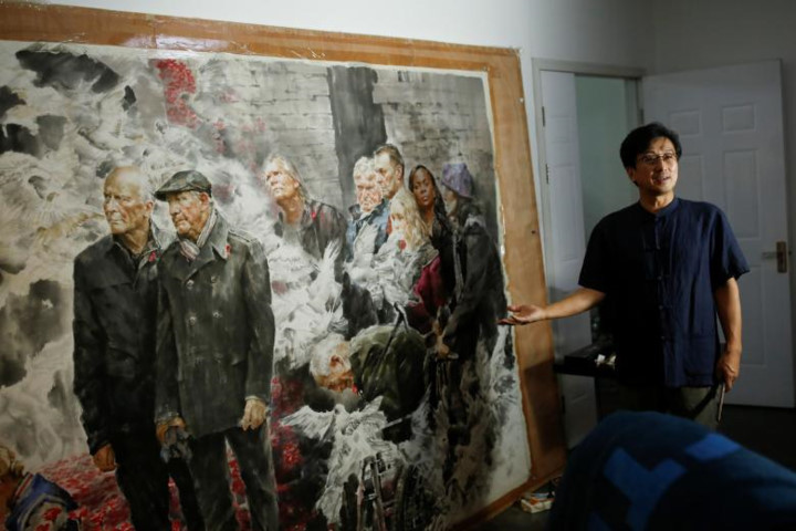 Giám đốc Bảo tàng Nghệ thuật Mansudae Ji Zhengtai thuyết trình về một bức tranh do một nghệ sĩ Triều Tiên vẽ. Theo ông Zhengtai, nhu cầu về tranh Triều Tiên đang nở rộ tại Trung Quốc.