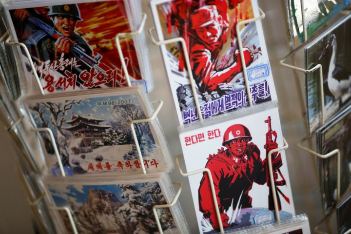 Một số tấm bưu ảnh về Triều Tiên được bày bán tại Bảo tàng Nghệ thuật Mansudae ở Bắc Kinh, Trung Quốc.