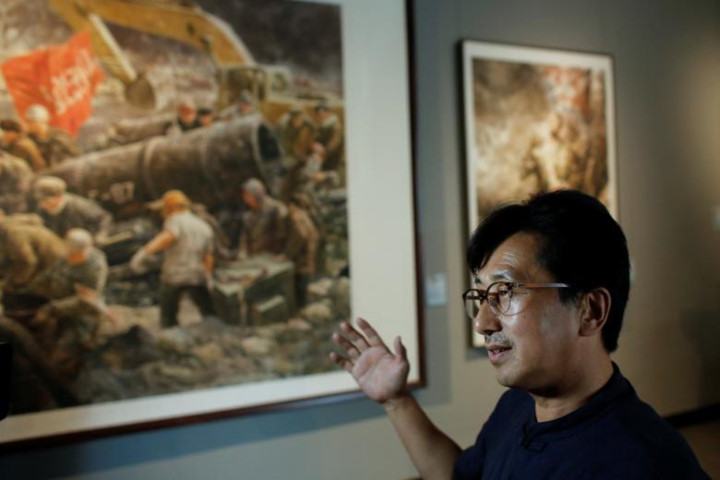 Giám đốc Bảo tàng Nghệ thuật Mansudae Ji Zhengtai trả lời phỏng vấn báo chí về các tác phẩm của các nghệ sĩ Triều Tiên trưng bày tại đây. 