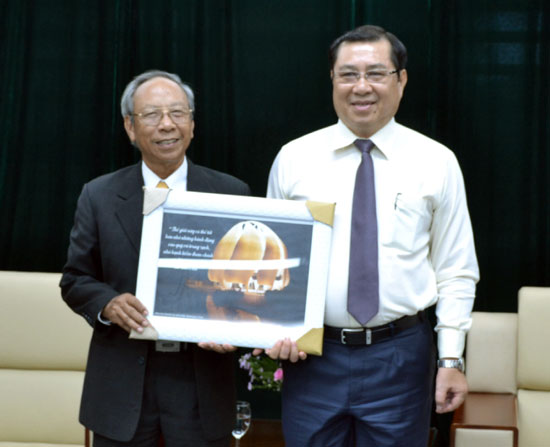  Chairman Tho (right) and Chairman Thuc