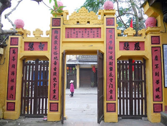    Cổng chùa Quan Âm với câu kệ của ngài Huệ Năng.
