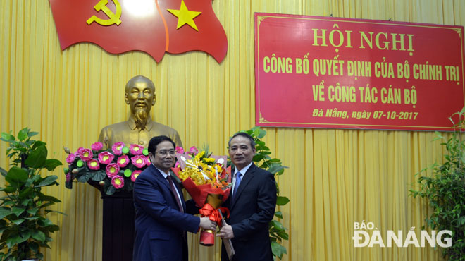 Mr Chinh (left) handing over the appointment decision to Mr Nghia 