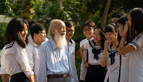 Với học sinh trường Lương Thế Vinh, thầy Văn Như Cương giống như một ông tiên tóc bạc. 