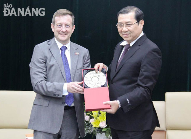 Chủ tịch UBND thành phố Huỳnh Đức Thơ (phải) và Đại sứ Cộng hòa Pháp tại Việt Nam Bertrand Lortholary.  	      Ảnh: QUỐC KHẢI