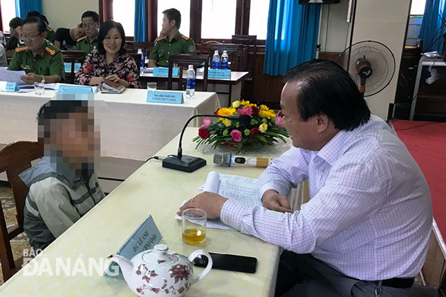 Chủ tịch UBND quận Hải Châu Lê Anh đối thoại với em Huỳnh Đ.T. (13 tuổi, trú phường Bình Hiên) về tâm tư, nguyện vọng được hỗ trợ tiền mua xe đạp tiếp tục đi học.