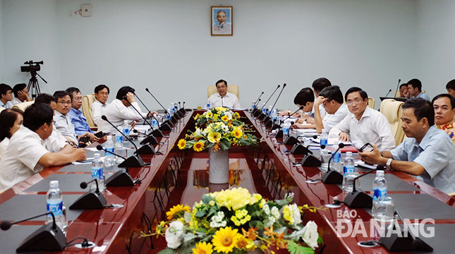 Chủ tịch UBND thành phố Huỳnh Đức Thơ chủ trì cuộc họp xét chọn phương án tối ưu để cải tạo các nút giao thông khu vực trung tâm thành phố.                  Ảnh: TRIỆU TÙNG