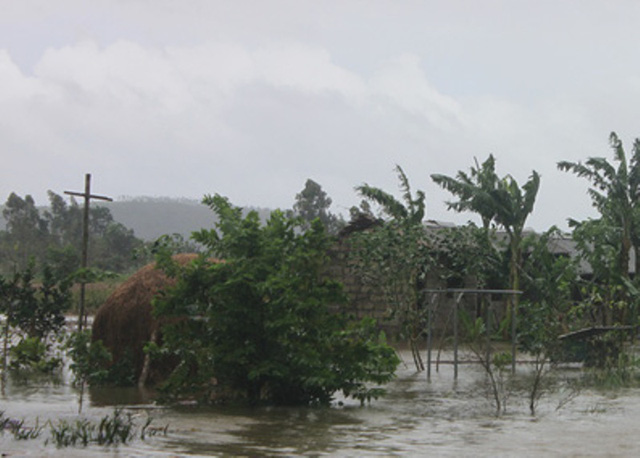 Đê vỡ tuy không gây thiệt hại về sản xuất và người, nhưng hơn 100 nhà dân bị ngập nước.