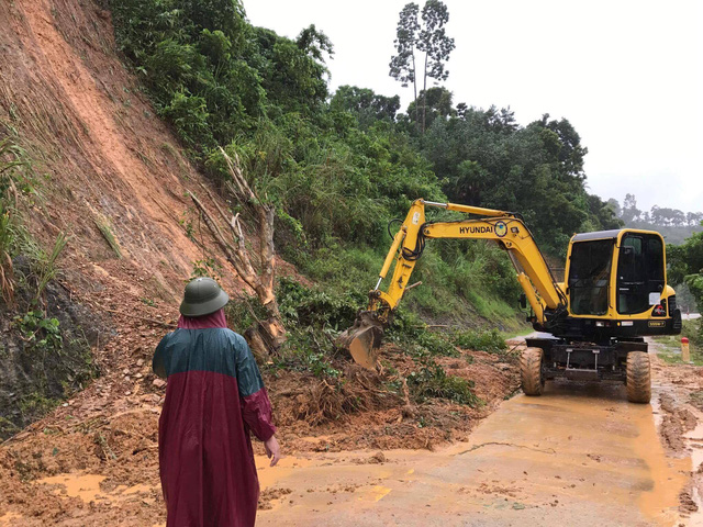 Tại km32+600 Quốc lộ 48C thuộc địa phận bản Pụt, xã Bắc Sơn, huyện Quỳ Hợp đã xảy ra sự cố sạt lở, đất đá tràn xuống mặt đường gây ắc tắc giao thông. Điểm sạt lở tại km32+600 có gần 2.000m3 đất đá tràn lấp mặt đường.