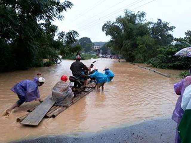 Nhiều tuyến đường bị chia cắt do nước lũ dâng cao.