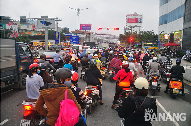 A flow of traffic stopping at red light in Nguyen Van Linh