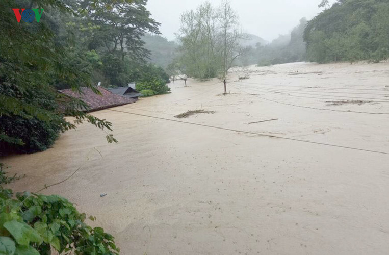 Nhiều ngôi nhà tại xã Mường Men, Vân Hồ, Sơn La ngập chìm trong nước.