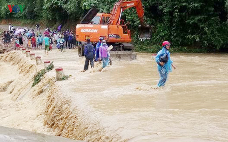 Đường đến nhiều xã của huyện Vân Hồ hiện rất khó khăn do nước lũ dâng cao.