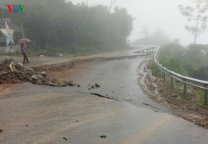 Nhiều tuyến đường giao thông ở Sơn La bị hư hỏng nặng do mưa lũ.