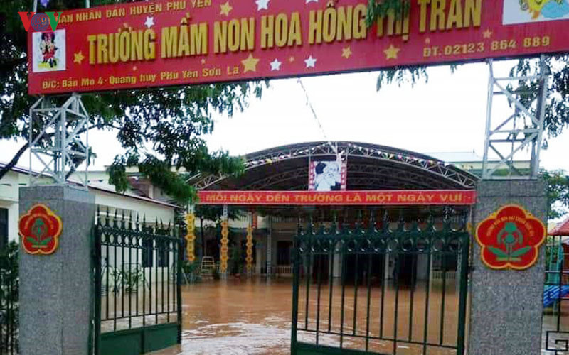Trường mầm non Hoa Hồng ở huyện Phù Yên bị ngập sâu.