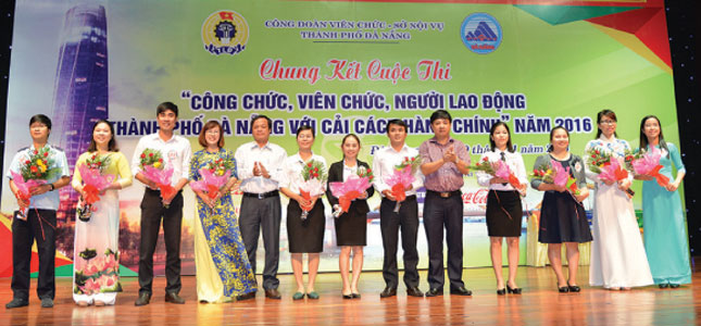 Đồng chí Lương Nguyễn Minh Triết, Chủ tịch LĐLĐ thành phố (thứ 5 từ phải sang) tặng hoa chúc mừng 11 tác giả có ý tưởng xuất sắc nhất tham gia vòng chung kết cuộc thi “Công chức, viên chức, người lao động thành phố Đà Nẵng với cải cách hành chính” năm 2016.