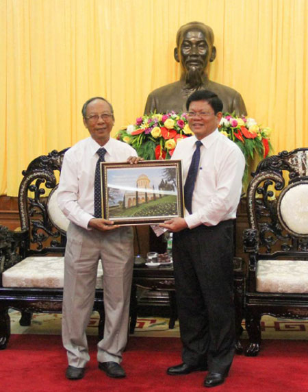 Phó Bí thư Thường trực Thành ủy Võ Công Trí (phải) và Chủ tịch Hội đồng tinh thần tôn giáo Baha’i Việt Nam Nguyễn Thức.   Ảnh: QUỐC KHẢI