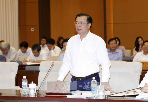 Bộ trưởng Bộ Tài chính Đinh Tiến Dũng trình bày báo cáo về ngân sách nhà nước. Ảnh: Văn Điệp/TTXVN