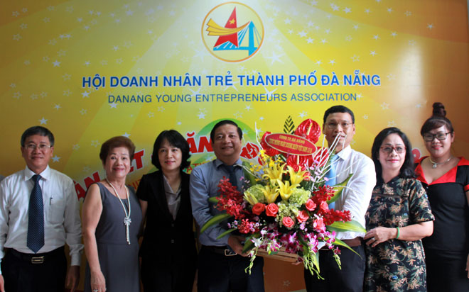 Phó Chủ tịch UBND thành phố Hồ Kỳ Minh tặng hoa cho Hội Doanh nhân trẻ Đà Nẵng nhân ngày Doanh nhân Việt Nam 13-10.