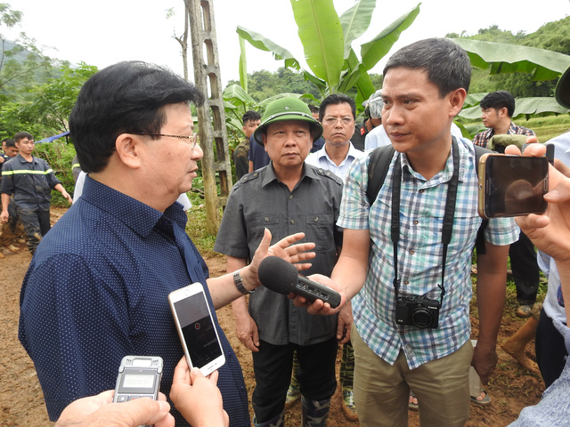 Phó Thủ tướng Trịnh Đình Dũng trực tiếp chỉ đạo tại hiện trường vụ sạt lở