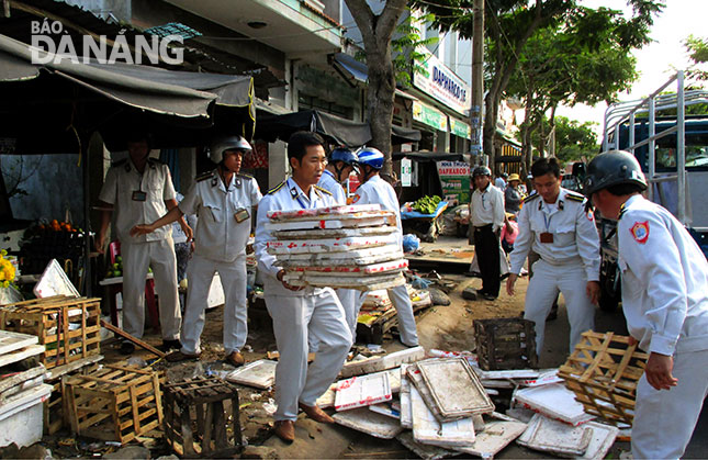 Đội Kiểm tra quy tắc đô thị quận Ngũ Hành Sơn lập lại trật tự vỉa hè trên địa bàn quận.