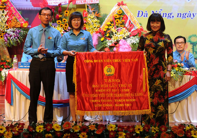 Phó Chủ tịch Thường trực Công đoàn Viên chức Việt Nam Nguyễn Giang Tuệ Minh (phải) tặng bức trướng cho Công đoàn Viên chức Đà Nẵng.  Ảnh: ĐẶNG NỞ