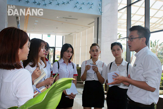 Sinh viên Trường Cao đẳng Nghề Việt - Úc tham gia buổi thực hành kỹ năng giao tiếp tại khách sạn Grand Tourane.  Ảnh: T.Y