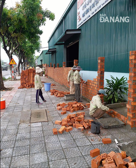 Công nhân xây bít tường vành đai phía tây sân bay Đà Nẵng.