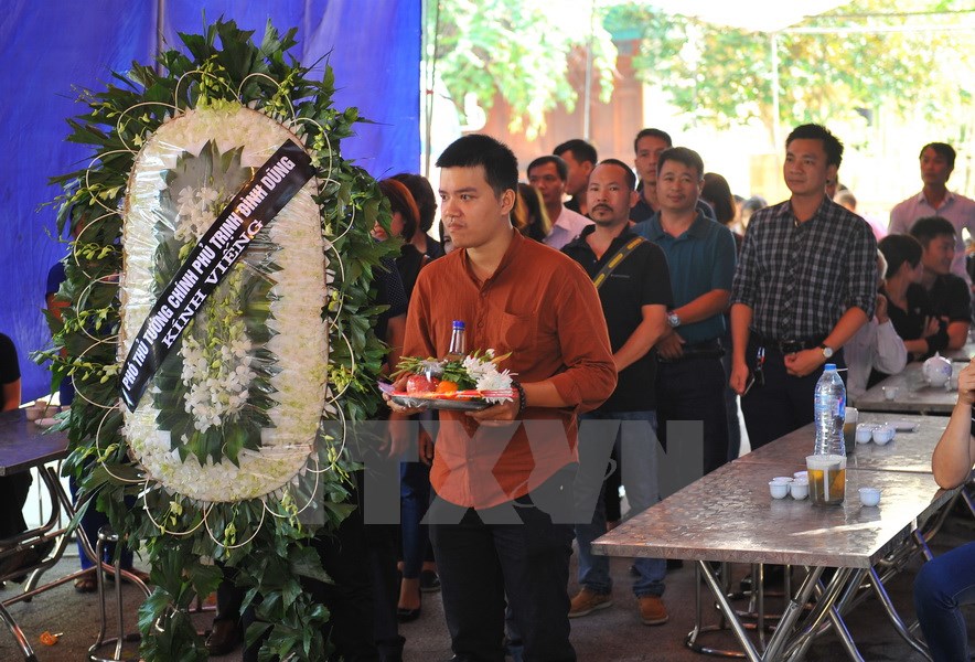 Phó Thủ tướng Chính phủ Trịnh Đình Dũng gửi vòng hoa chia buồn tới gia đình phóng viên Đinh Hữu Dư. (Ảnh: Minh Đức/TTXVN​)