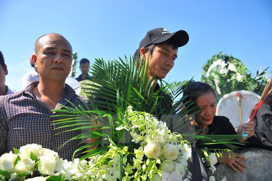 Hình ảnh xúc động của những đồng nghiệp trong lễ tiễn đưa phóng viên Đinh Hữu Dư. (Ảnh:Ninh Đức/TTXVN)