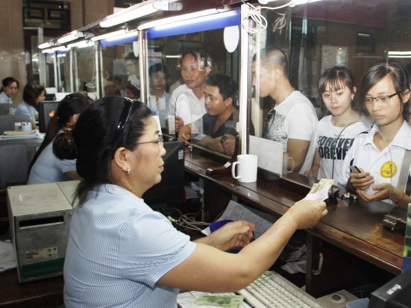 Hành khách mua vé tàu ở ga Hà Nội. (Ảnh: Thế Duyệt/TTXVN)