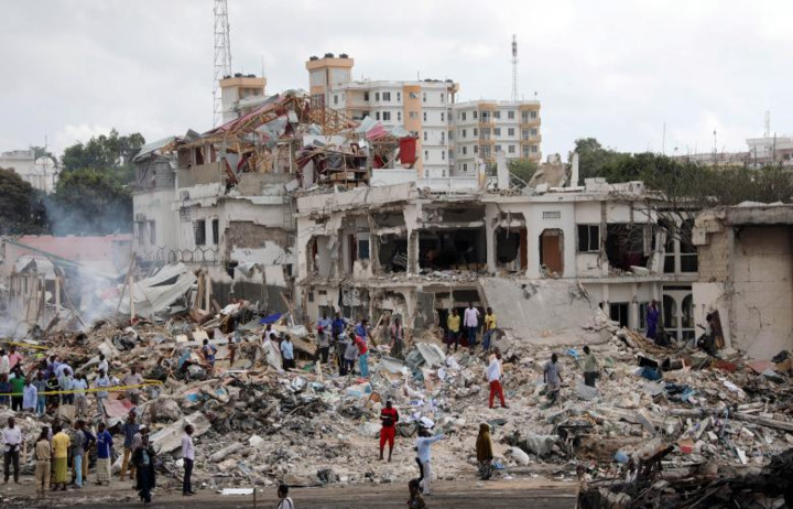 Lực lượng an ninh và cứu hộ Somalia đã khoanh vùng khu vực xảy ra vụ đánh bom kép để tìm kiếm những người có thể bị vùi lấp trong đống đổ nát của các tòa nhà.