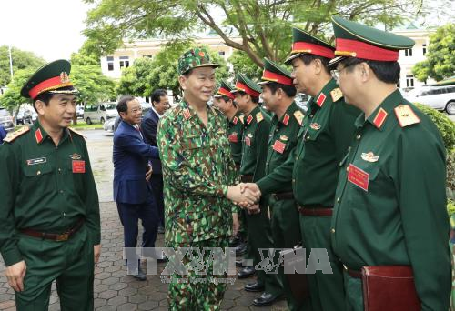 Chủ tịch nước Trần Đại Quang với các cán bộ, sỹ quan cao cấp tại buổi thăm, làm việc. Ảnh: Nhan Sáng/TTXVN