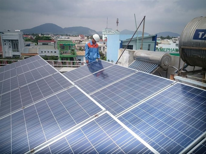 Solar power panels being installed on the roof of a house in Đà Nẵng. The central city plans to build the nation’s first solar farm to connect to the grid as the first quarter of 2018. — VNS Photo Minh Vũ Read more at http://vietnamnews.vn/economy/405701/da-nang-to-develop-nations-first-solar-farm.html#1JBpeh9h2HCMDiXJ.99