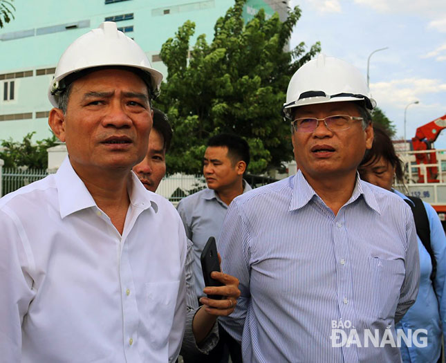  Secretary Nghia (left) at the tunnel construction site