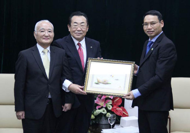 Phó Chủ tịch UBND thành phố Hồ Kỳ Minh (bên phải) tiếp ông Mizuno Koji, Thị trưởng thành phố Mizunami, tỉnh Gifu, Nhật Bản (thứ hai từ trái sang).  				   Ảnh: QUỐC KHẢI