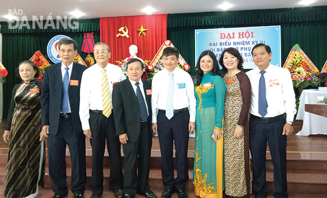 Đồng chí Đặng Việt Dũng (thứ 4, từ phải qua) cùng các đồng chí là cán bộ và cựu cán bộ Hội Bảo trợ Phụ nữ và Trẻ em nghèo bất hạnh. Ảnh: P.TRÀ