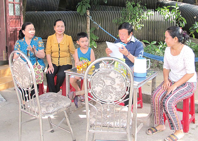 Chủ tịch Hội Bảo trợ Phụ nữ và Trẻ em nghèo bất hạnh thành phố Đà Nẵng Huỳnh Văn Hoa thăm gia đình có trẻ em bị tim bẩm sinh.